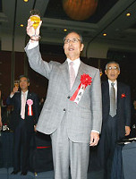 ＷＢＣで日本を優勝に導き、特別賞を受賞した王監督。乾杯で力強くグラスをかかげた（左は昭和シェル石油・村山康夫代表取締役社長）